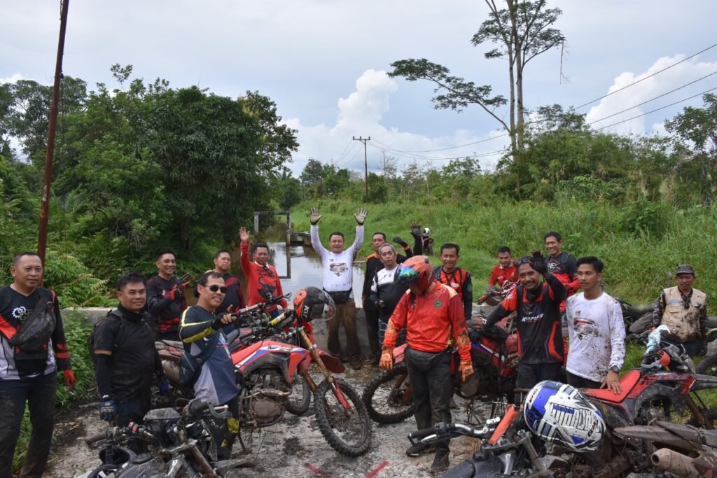 Waket I DPRD Yohanes Dampingi Bupati Kapuas Tinjau Kondisi Jalan Menggunakan Trail