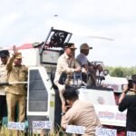 Dukung Ketahanan Pangan Nasional, Bupati Kapuas Dampingi Gubernur Kalteng Panen Raya Padi di Bataguh