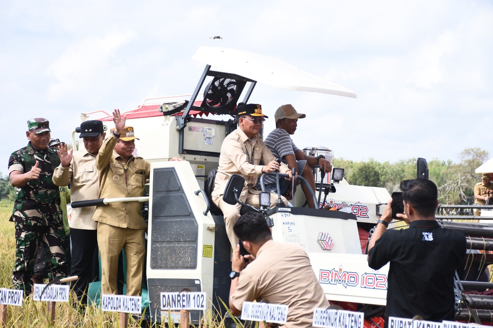 Dukung Ketahanan Pangan Nasional, Bupati Kapuas Dampingi Gubernur Kalteng Panen Raya Padi di Bataguh