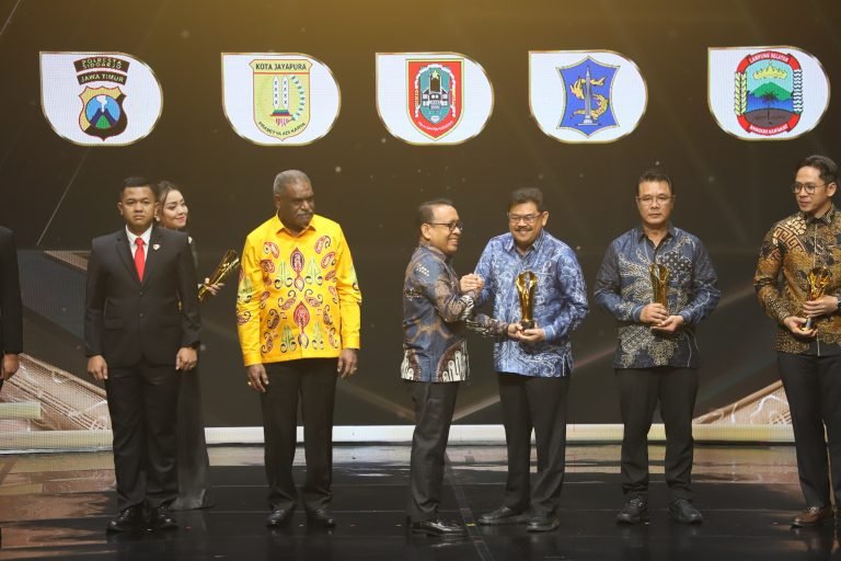Gubernur H Muhidin Terima Penghargaan Pemimpin Daerah Awards 2025