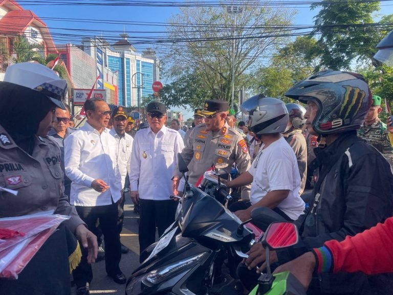Pemprov Kalsel Bersama Forkopimda Bagikan Puluhan Ribu Bendera Merah Putih ke Masyarakat