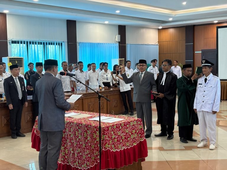 Bupati M Yamin Lantik Staf Ahli dan Kades PAW Banyu Landas