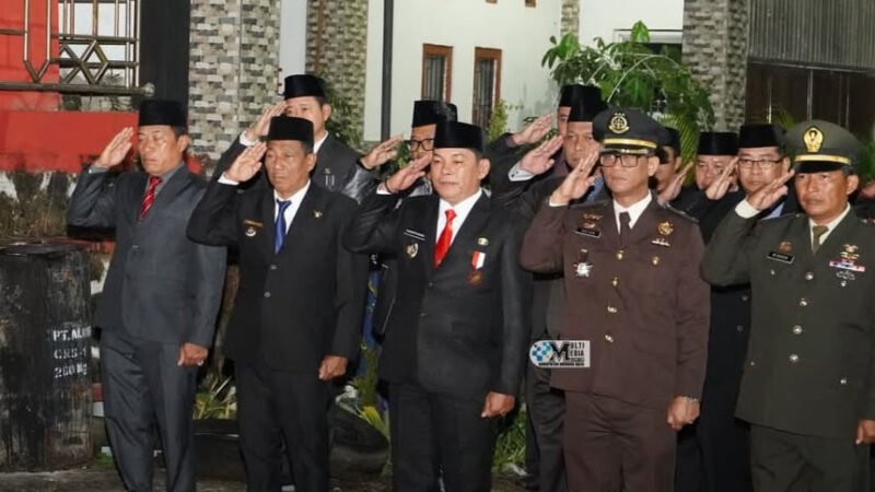 Pemkab Mura Hadiri Apel Kehormatan dan Renungan Suci di Taman Makam Pahlawan Puruk Cahu
