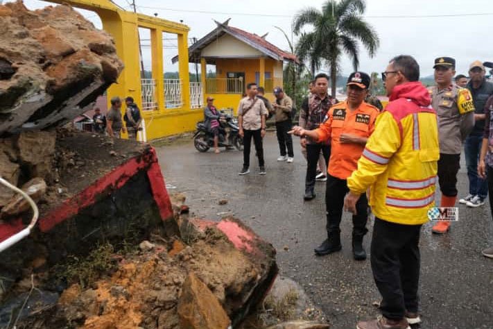 Heriyus Turun Langsung Tinjau Kondisi Sejumlah Jembatan Rusak Akibat Banjir dan Longsor