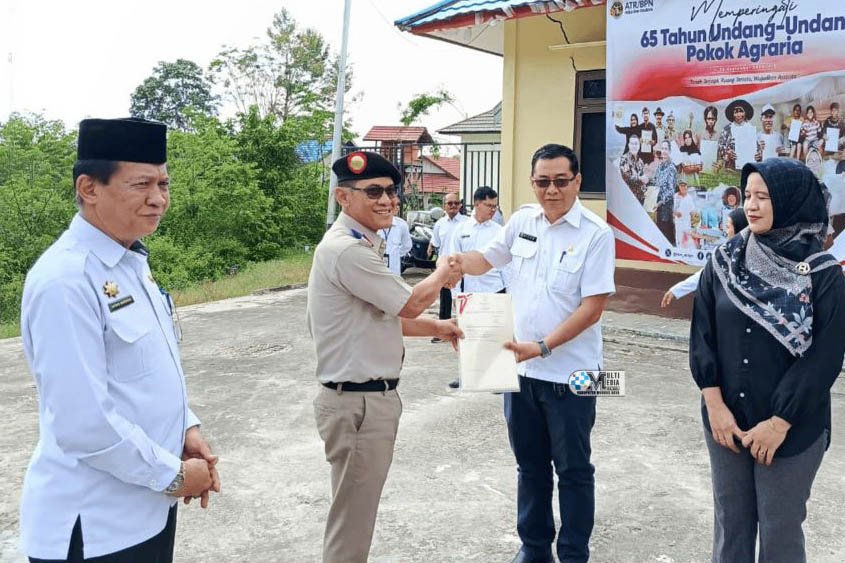 ATR/BPN Mura Serahkan 59 Sertipikat Hak Pakai Aset Pemkab Mura kepada Kepala BKAD