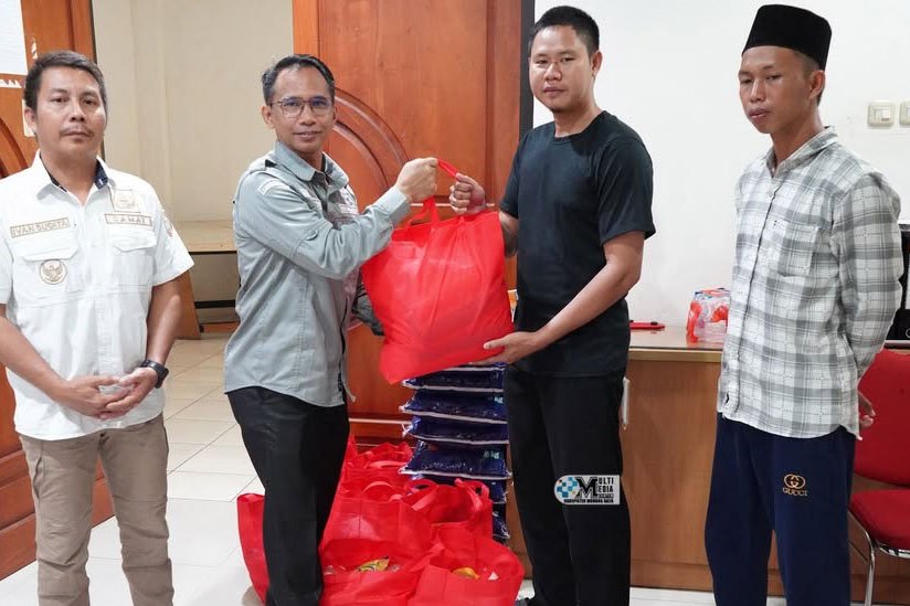 Penyaluran Bansos ke Pondok Pesantren Salapiah Almu’minun di Desa Bahitom dari Pemkab Mura