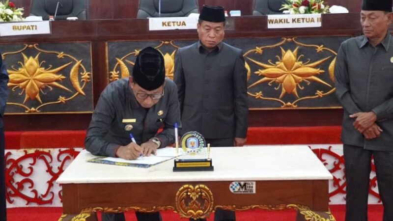 Pemkab dan DPRD Mura Tandatangani Kesepakatan Bersama Raperda Menjadi Perda