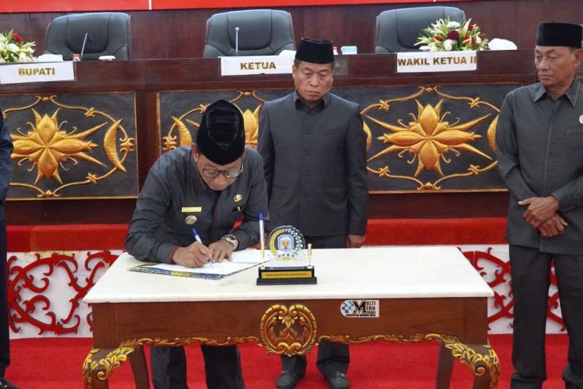 Pemkab dan DPRD Mura Tandatangani Kesepakatan Bersama Raperda Menjadi Perda