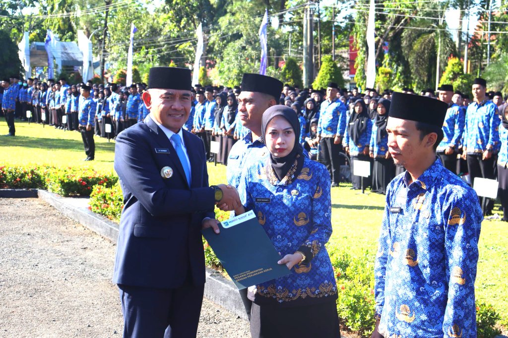 Bupati Rahmat Trianto Serahkan 2.655 SK P3K Paruh Waktu