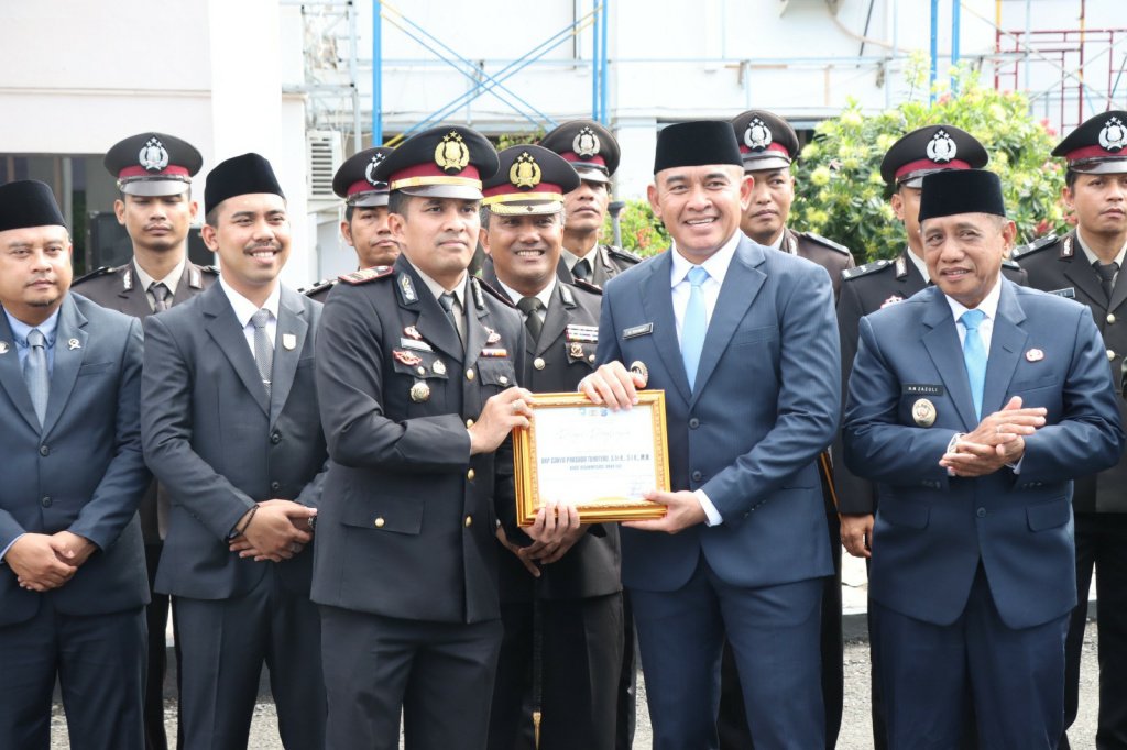 Polres Tanah Laut Terima Penghargaan dari Bupati H Rahmat Trianto 