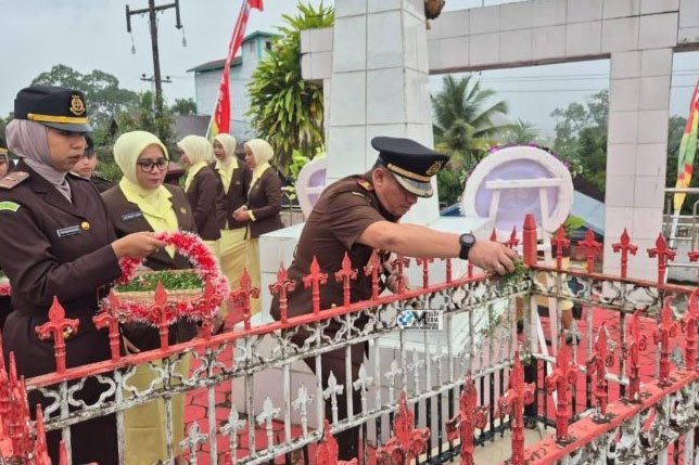 Kejari Mura Gelar Tabur Bunga di Taman Makam Pahlawan Peringatan Harlah Kejaksaan RI