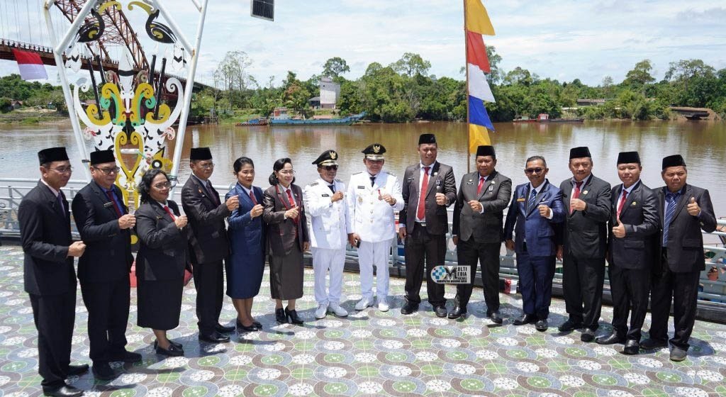 Pengibaran Merah Putih Raksasa Warnai HUT Ke–80 RI di Murung Raya