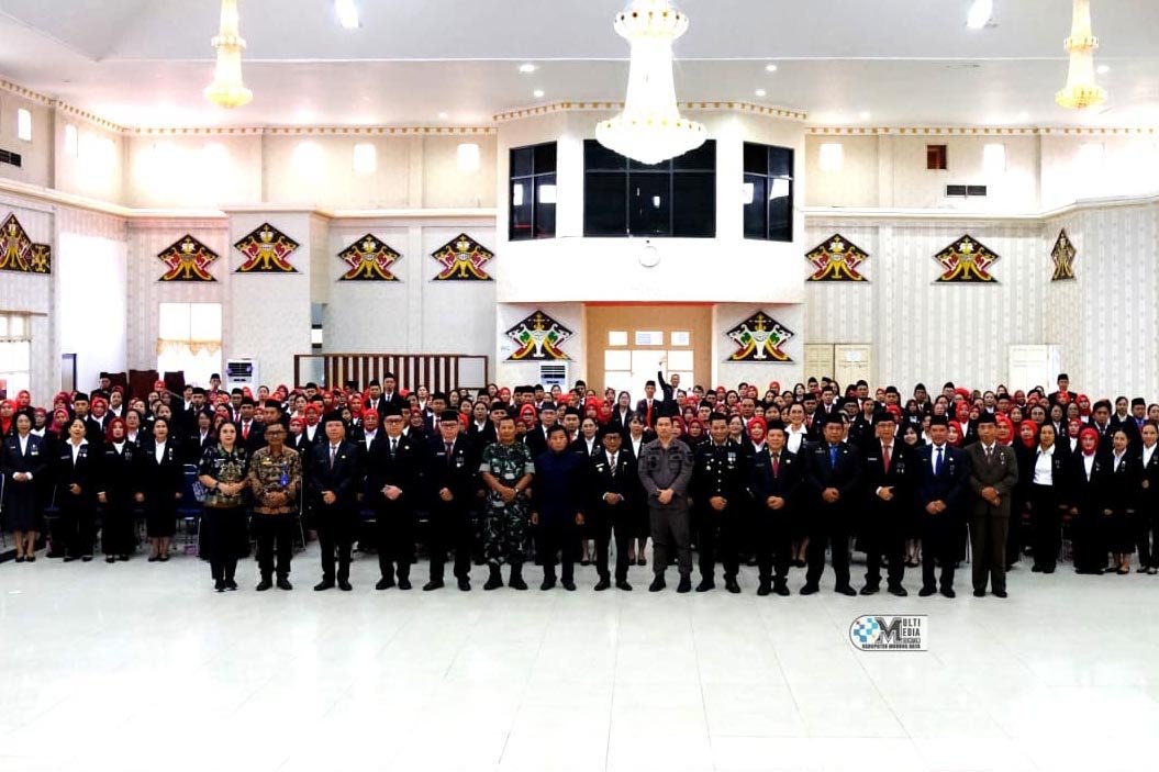 Sematkan Satyalancana Karya Satya Kepada 284 ASN Lingkup Mura, Ini Pesan Bupati