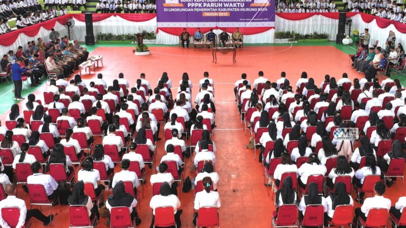 Serahkan SK Pengangkatan, Bupati Sampaikan PPPK Paruh Waktu Adalah Abdi Masyarakat yang Bertugas Berikan Pelayanan Publik