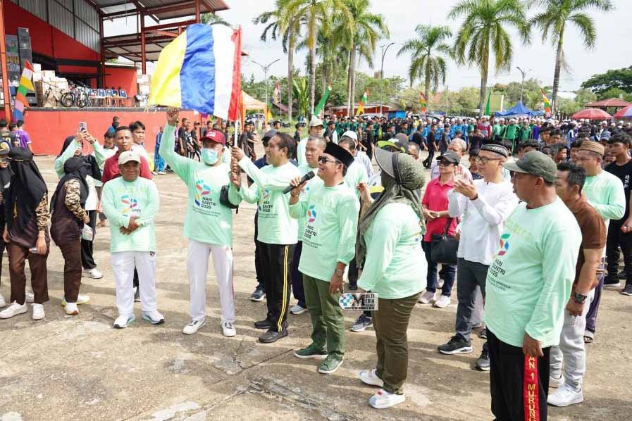 Ratusan Santriwan dan Santriwati Ikuti Jalan Sehat Peringatan HSN Tingkat Kabupaten Mura