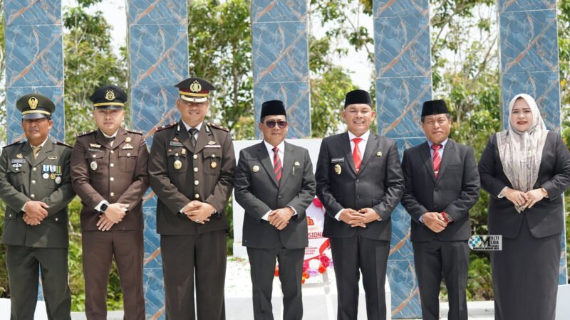 Bupati Mura Heriyus Inspektur Upacara Ziarah di Taman Makam Pahlawan