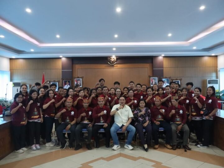 Bupati Muhammad Yamin Lepas Kontingen Festival Tandak Intan Kaharingan Bartim 2025