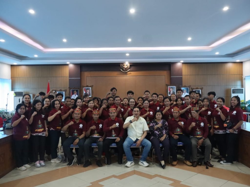 Bupati Muhammad Yamin Lepas Kontingen Festival Tandak Intan Kaharingan Bartim 2025