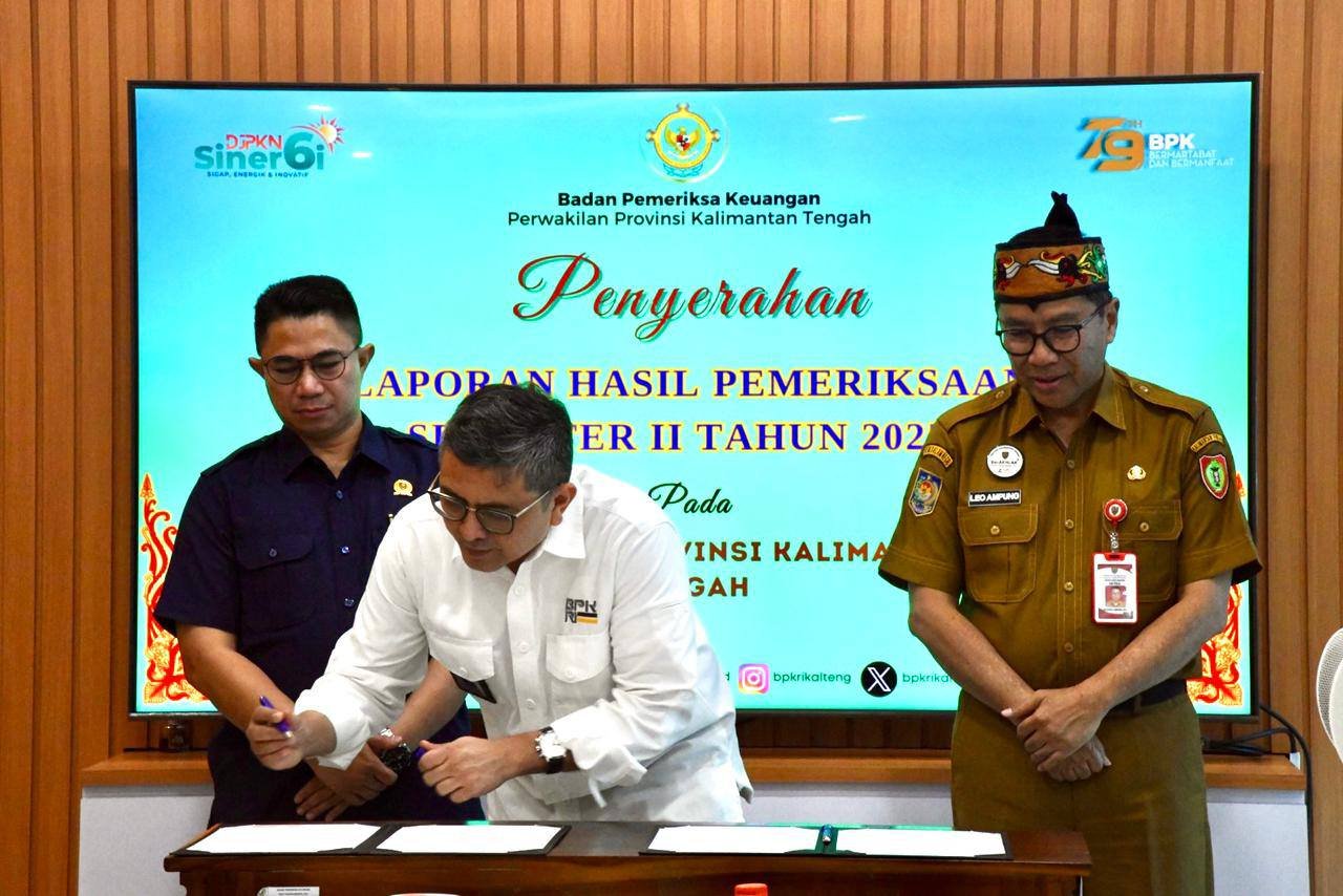 BPK Serahkan LHP Kepatuhan kepada Pemprov dan DPRD Kalteng