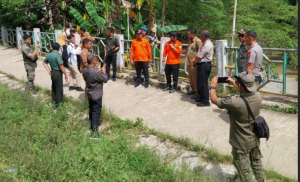 Wabup Bartim Adi Mula Nakalelu Tinjau Kondisi Jalan Rusak di RT 16 Kelurahan Ampah Kota