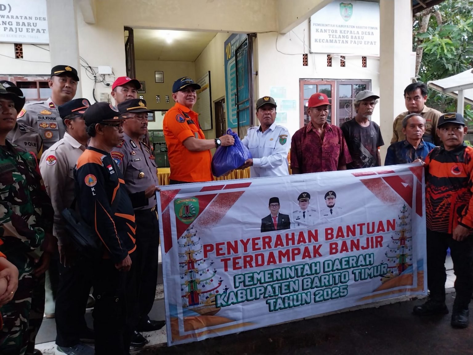 Pemkab Bartim Bantu Sembako Warga Terdampak Banjir di Kecamatan Paju Epat