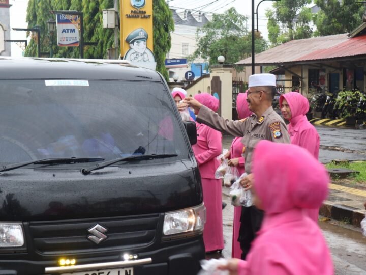Semarakan Bulan Suci Ramadhan, Polres Tanah Laut dan Bhayangkari Bagikan Takjil Kepada Pengguna Jalan