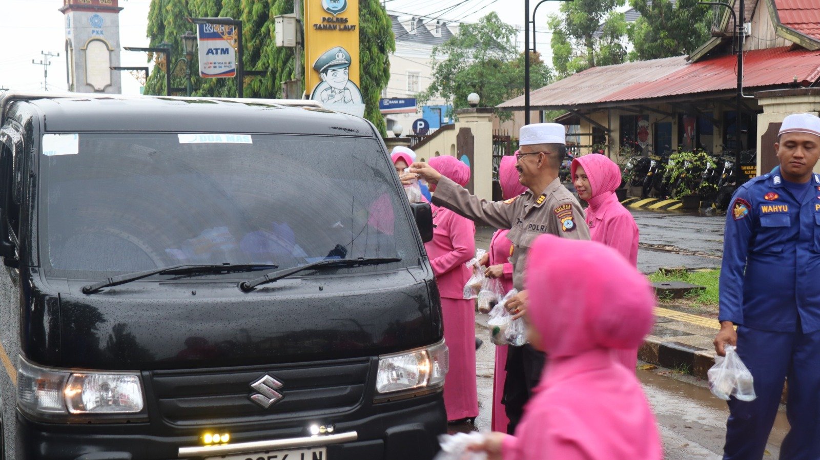 Semarakan Bulan Suci Ramadhan, Polres Tanah Laut dan Bhayangkari Bagikan Takjil Kepada Pengguna Jalan
