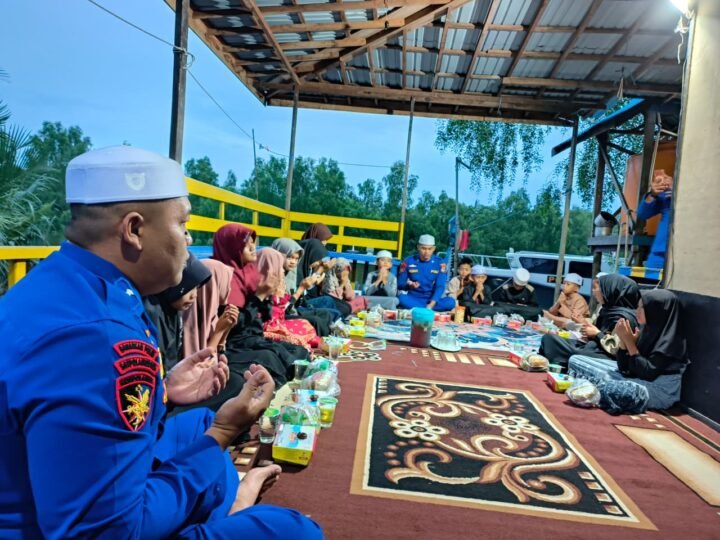 Sat Polairud Polres Tanah Laut Berbagi Kebahagiaan Bersama Anak-Anak Pesisir Sungai Rasau