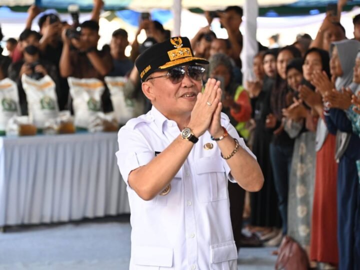 Peduli Masyarakat, Gubernur Kalteng Lakukan Penyerahan Bantuan Pangan Presiden dan KHBS di Kotawaringin Barat