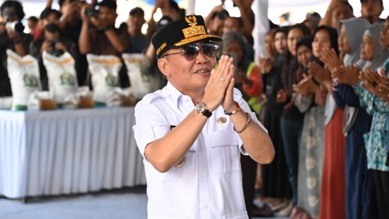 Peduli Masyarakat, Gubernur Kalteng Lakukan Penyerahan Bantuan Pangan Presiden dan KHBS di Kotawaringin Barat