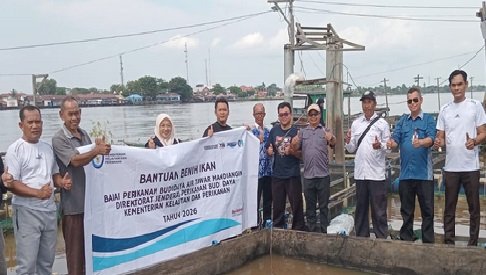 DKPP Batola-BPBAT Mandiangin Bantu Benih Ikan Nila ke Pokdakan Kecamatan Bakumpai