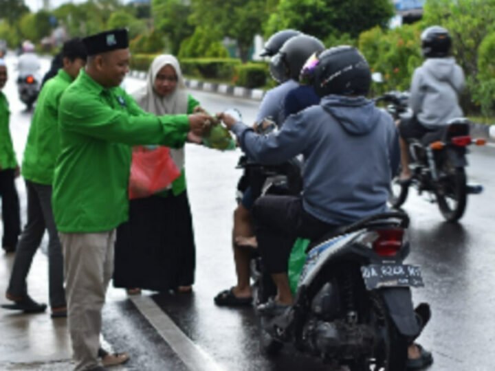DPC PKB Kapuas Berbagi Ratusan Takjil