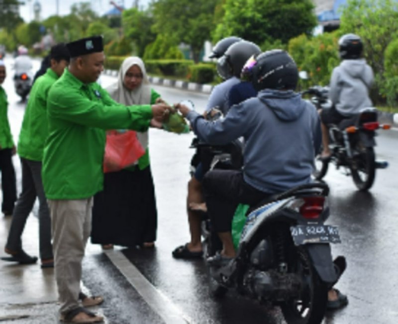 DPC PKB Kapuas Berbagi Ratusan Takjil