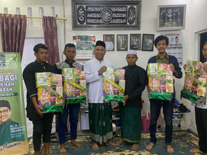Sambut Hari Kemenangan PKB Kapuas Bagikan Bingkisan Lebaran