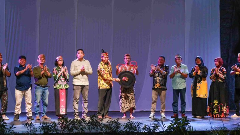 Sahli Yuas Elko Hadiri Pagelaran Sendratari Tahun 2026 Nansarunai Usak Jawa