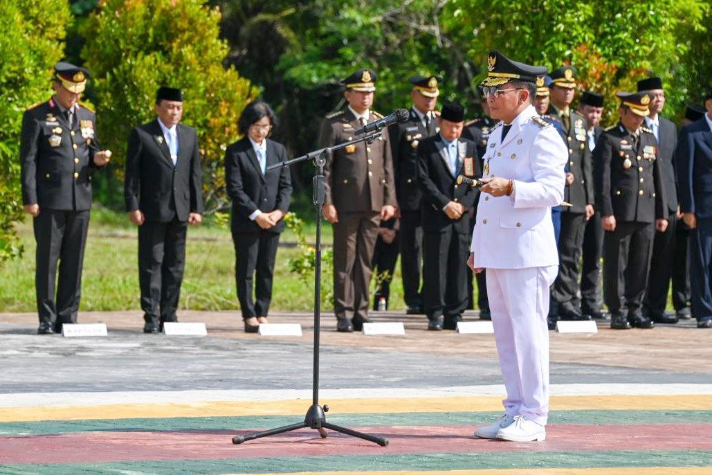 Pimpin Upacara dan Ziarah TMP, Gubernur Tegaskan Pentingnya Menghargai Jasa Pahlawan