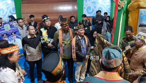 Gubernur dan Ketua TP-PKK Kalteng Kunjungi Stand Pameran Pemkab Mura