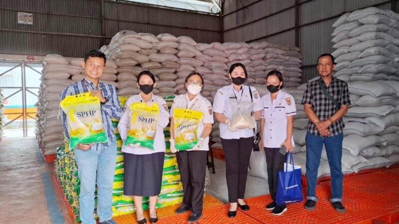 OKKPD Kalteng Lakukan Pengambilan Sampel Beras SPHP BULOG untuk Proses Verifikasi Izin Edar