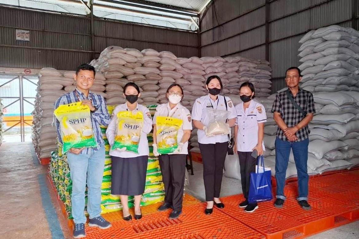 OKKPD Kalteng Lakukan Pengambilan Sampel Beras SPHP BULOG untuk Proses Verifikasi Izin Edar