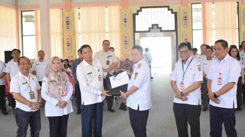 Penyerahan Secara Simbolis KHBS dari Pemprov Kalteng Kepada Bupati Katingan