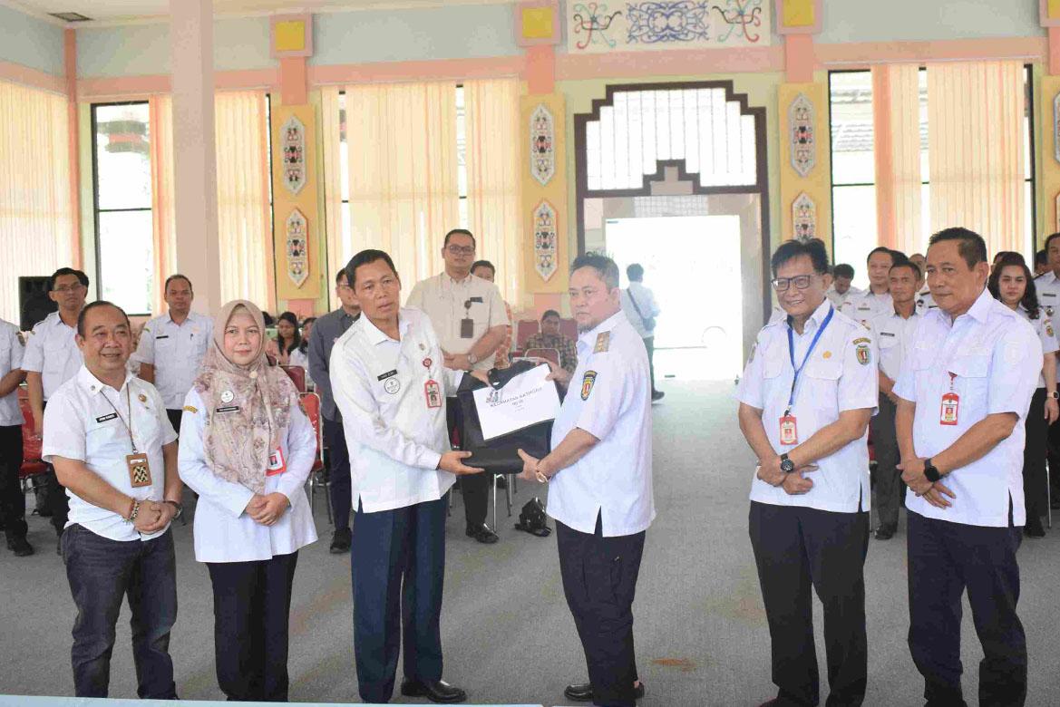 Penyerahan Secara Simbolis KHBS dari Pemprov Kalteng Kepada Bupati Katingan