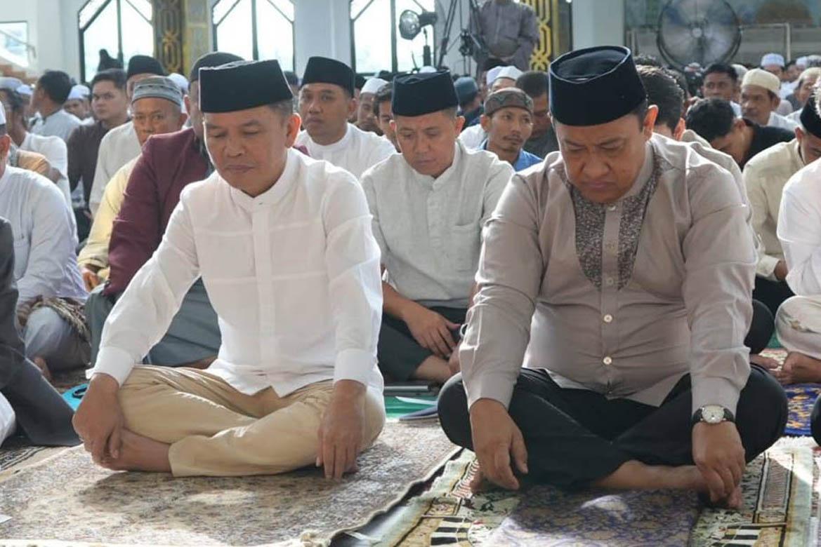 Gubernur Bersama Wagub Kalteng Sholat Idulfitri di Masjid Raya Darusallam Palangka Raya