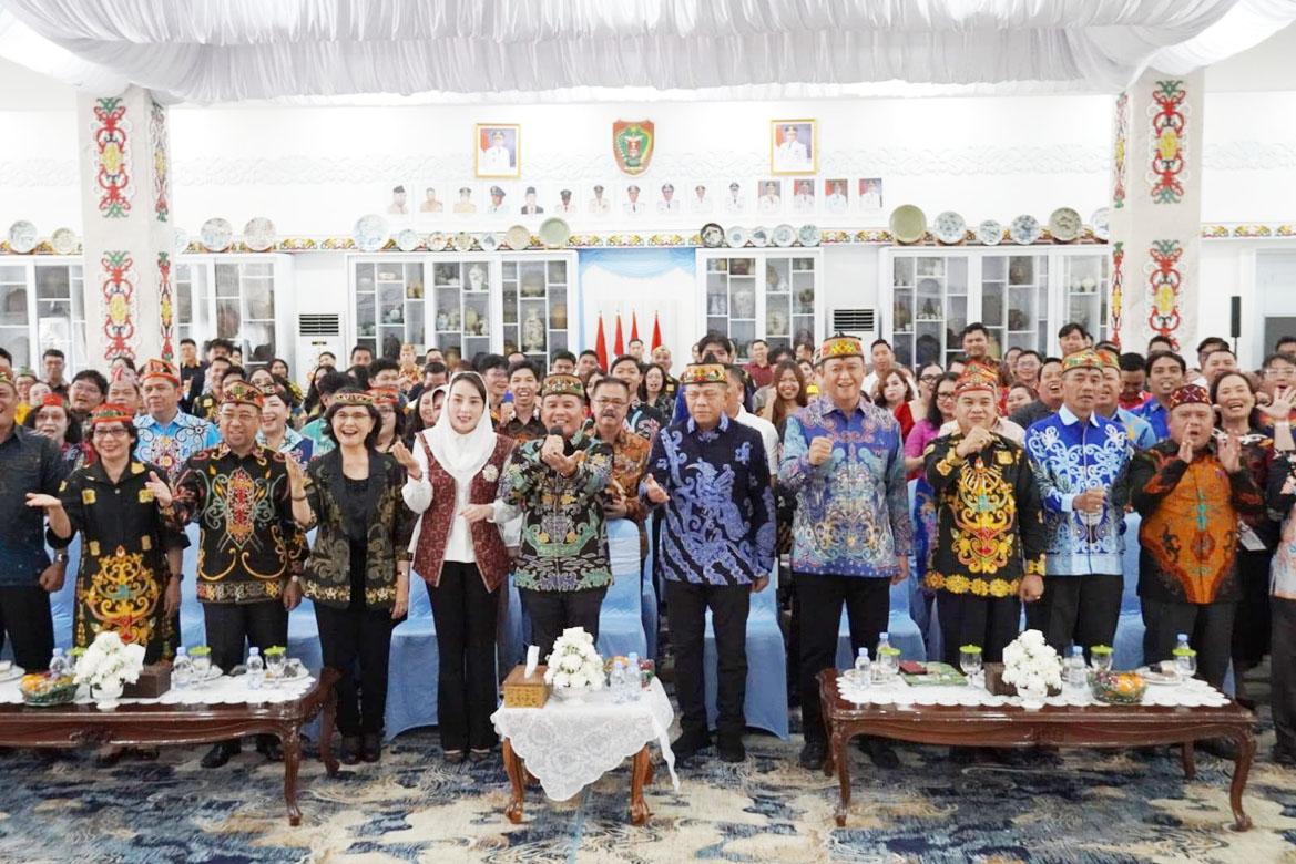 Lepas Kontingen Pesparawi XIV Kalteng Menuju Manokwari, Gubernur Serukan Semangat Isen Mulang