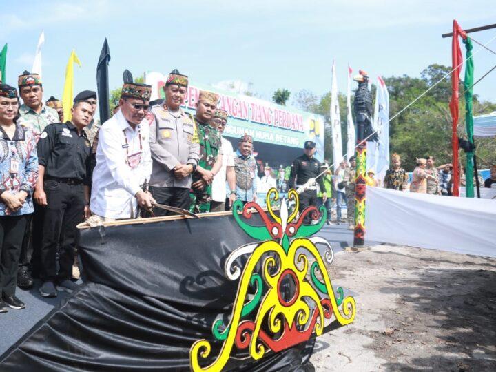 Gubernur Kalteng Laksanakan Pemancangan Tiang Perdana Awal Dimulainya Pembangunan Huma Betang