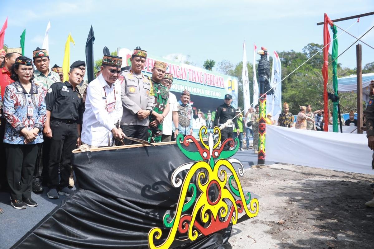 Gubernur Kalteng Laksanakan Pemancangan Tiang Perdana Awal Dimulainya Pembangunan Huma Betang