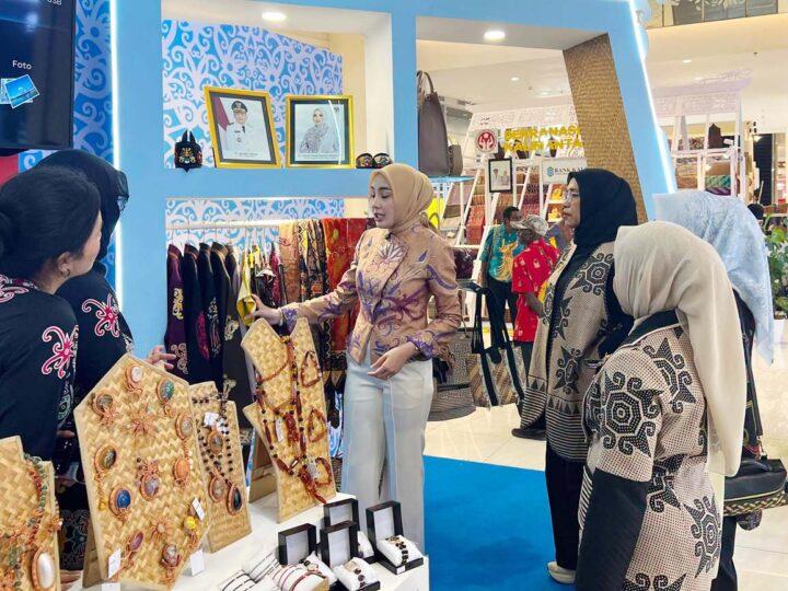 Ketua Dekranasda Aisyah Thisia Agustiar Sabran Tinjau Stand Dekranasda Kalteng pada HUT ke-46 Dekranas di Makassar