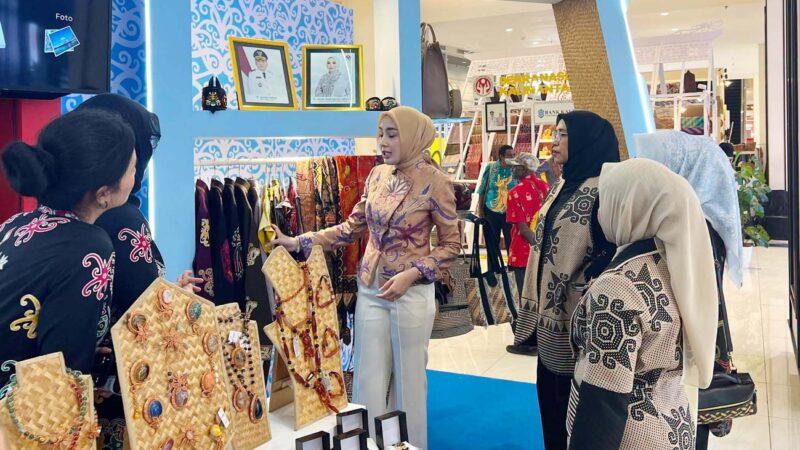 Ketua Dekranasda Aisyah Thisia Agustiar Sabran Tinjau Stand Dekranasda Kalteng pada HUT ke-46 Dekranas di Makassar