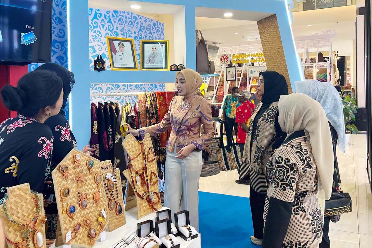 Ketua Dekranasda Aisyah Thisia Agustiar Sabran Tinjau Stand Dekranasda Kalteng pada HUT ke-46 Dekranas di Makassar
