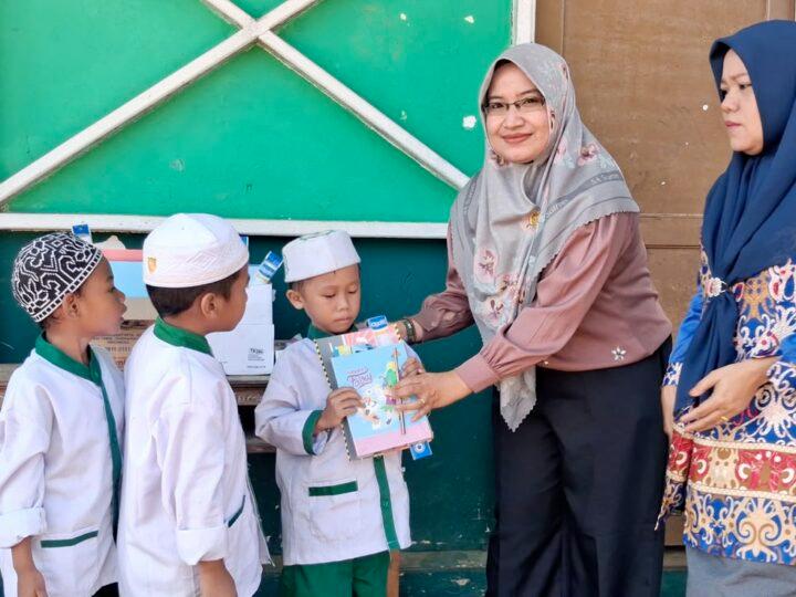 Hj Masliana Bantu Perangkat Belajar Murid Baru MI Raudlatul Mutaalimin