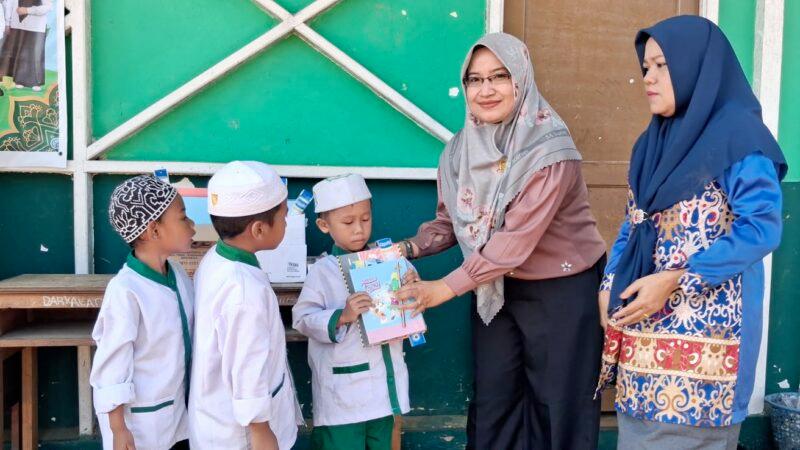 Hj Masliana Bantu Perangkat Belajar Murid Baru MI Raudlatul Mutaalimin